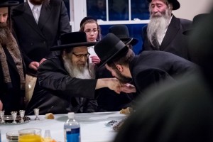 האדמו"ר מחזק את ידי המתיישבים החדשים