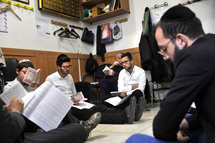 יהודים בתשעה באב בפאריז